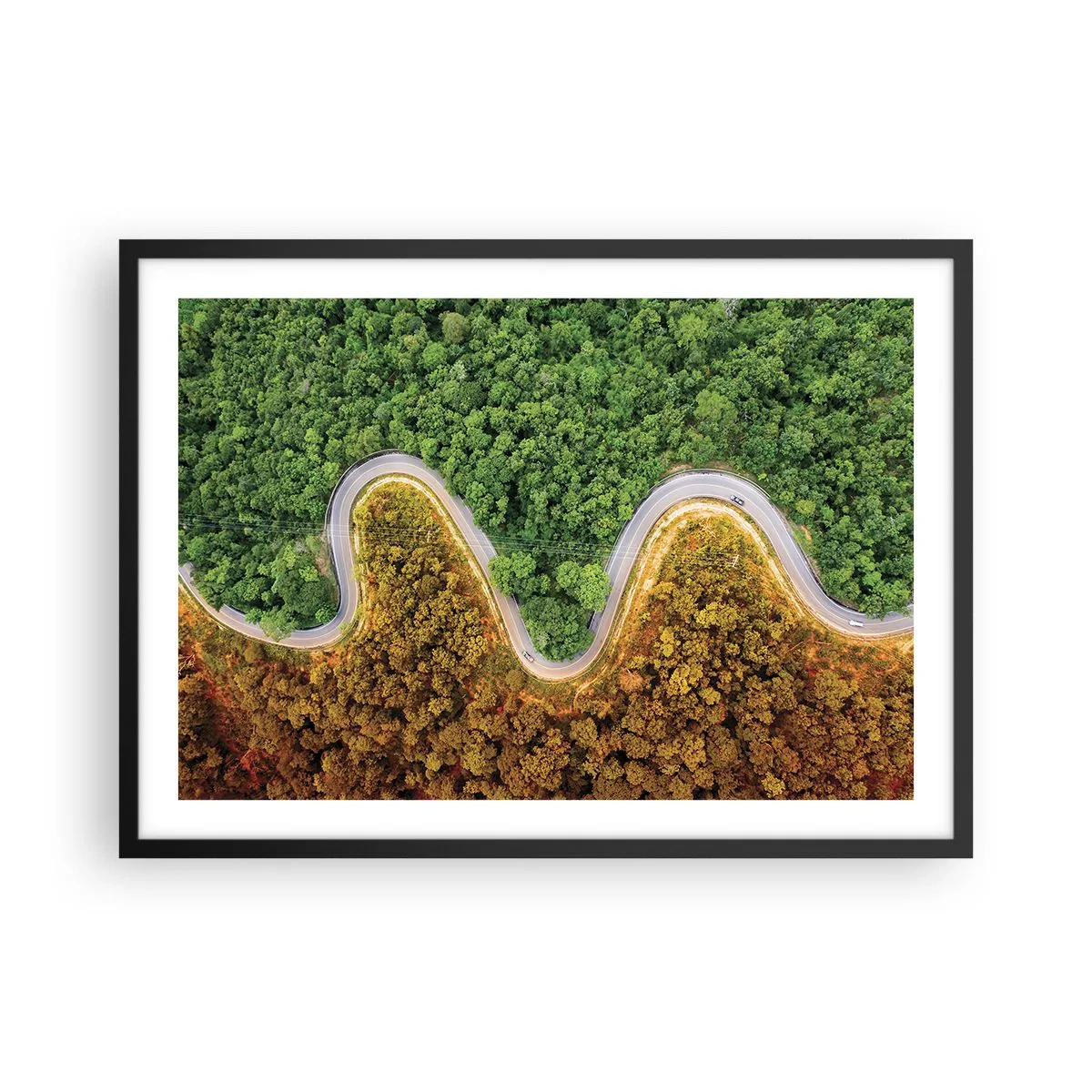 Poster in cornice nera - Una strada tortuosa attraverso la foresta vista da una prospettiva a volo d'uccello - 70x50cm - Confine e separazione - Decorazione murale moderna per soggiorno e camera da letto ARTTOR