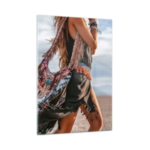 Quadro su vetro - Donna in stile boho con piume e decorazioni su uno sfondo desertico - 50x70cm - La donna dello sciamano - Decorazione murale moderna per soggiorno e camera da letto ARTTOR