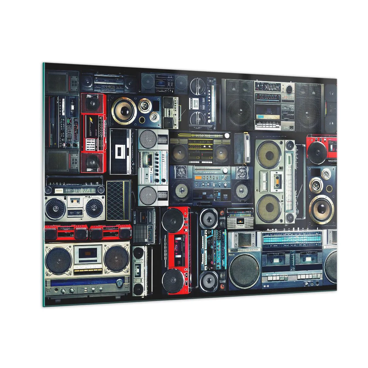 Quadro su vetro - Un collage di radio e registratori retrò su uno sfondo scuro. - 100x70cm - Nostalgia degli anni '80 - Decorazione murale moderna per soggiorno e camera da letto ARTTOR