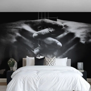 Fotomurali Premium Sand - Mani a coppa sul manico di una chitarra in bianco e nero - 100x70cm - La preghiera dell'artista - Decorazione murale moderna per soggiorno e camera da letto ARTTOR