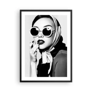 Poster in cornice nera - Ritratto di una donna che indossa occhiali da sole e una sciarpa - 50x70cm - Saluti dagli anni '60 - Decorazione murale moderna per soggiorno e camera da letto ARTTOR