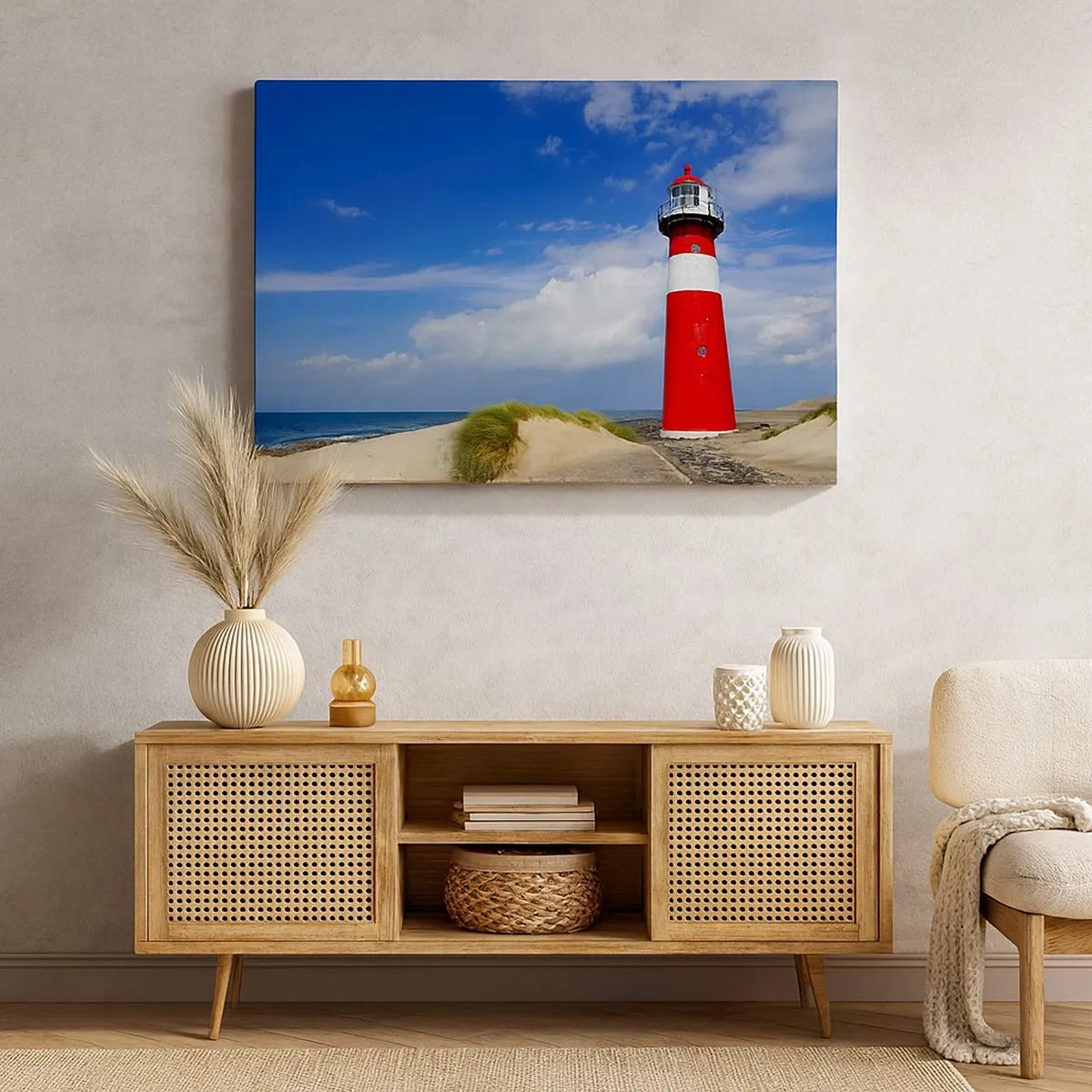 Quadro su tela - Stampe su Tela - Faro rosso sulla spiaggia sotto un cielo azzurro - 70x50cm - L'eremo dei sogni - Decorazione murale moderna per soggiorno e camera da letto ARTTOR