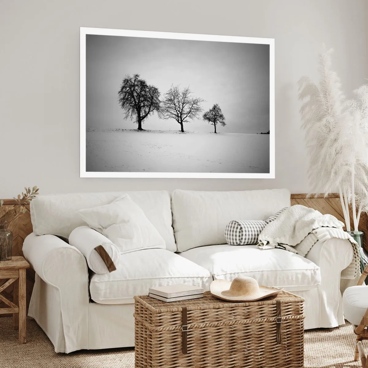 Poster - Tre alberi in un campo innevato in stile monocromatico - 100x70cm - Cosa sognano? - Decorazione murale moderna per soggiorno e camera da letto ARTTOR