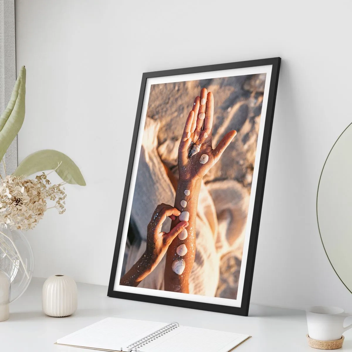 Poster in cornice nera - Mani decorate con conchiglie su sfondo sabbioso - 50x70cm - La bellezza a portata di mano - Decorazione murale moderna per soggiorno e camera da letto ARTTOR