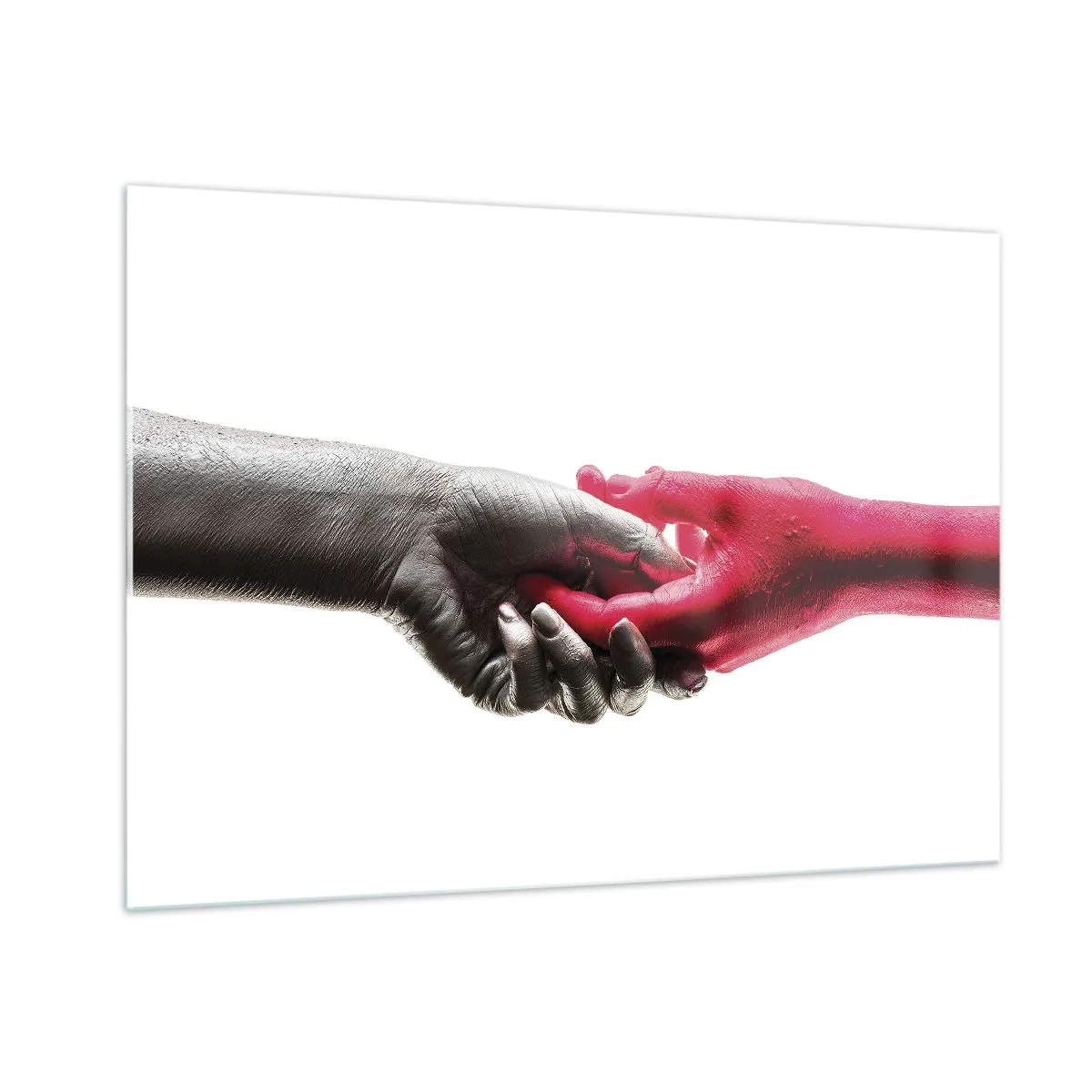 Quadro su vetro - Primo piano di due mani, una nera e l'altra rossa, che si tengono - 100x70cm - Insieme, sebbene diversi - Decorazione murale moderna per soggiorno e camera da letto ARTTOR