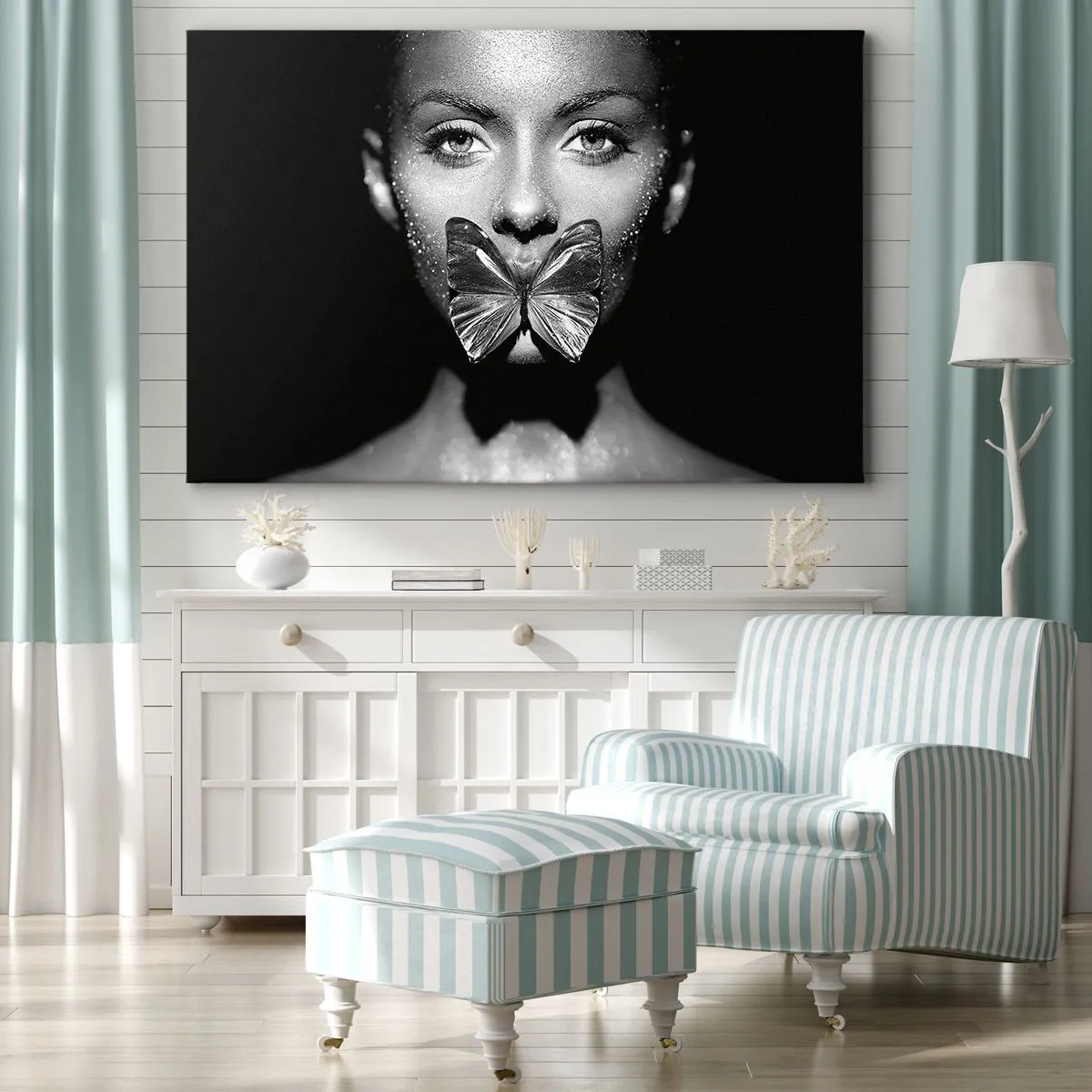 Quadro su tela - Stampe su Tela - Volto di donna in bianco e nero con una farfalla sulle labbra - 70x50cm - Il bacio delle farfalle - Decorazione murale moderna per soggiorno e camera da letto ARTTOR