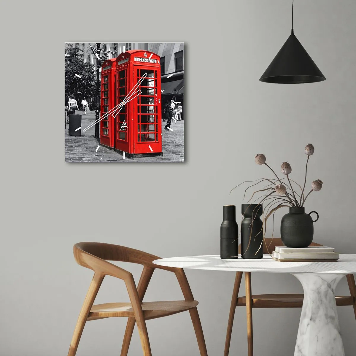 Orologio da parete - Orologio in Vetro - Cabine telefoniche rosse su uno sfondo urbano bianco e nero. - 30x30cm - Cabine telefoniche rosse - Decorazione murale moderna per soggiorno e camera da letto ARTTOR