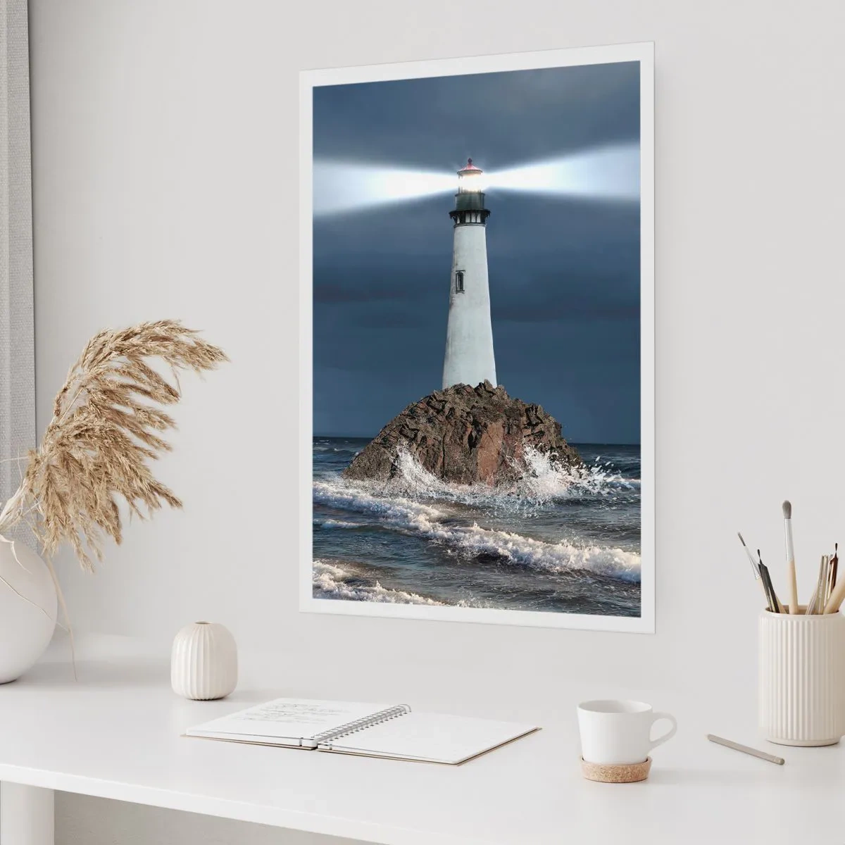 Poster - Un faro su una roccia in mezzo alle onde agitate - 50x70cm - Qui...qui... qui! - Decorazione murale moderna per soggiorno e camera da letto ARTTOR
