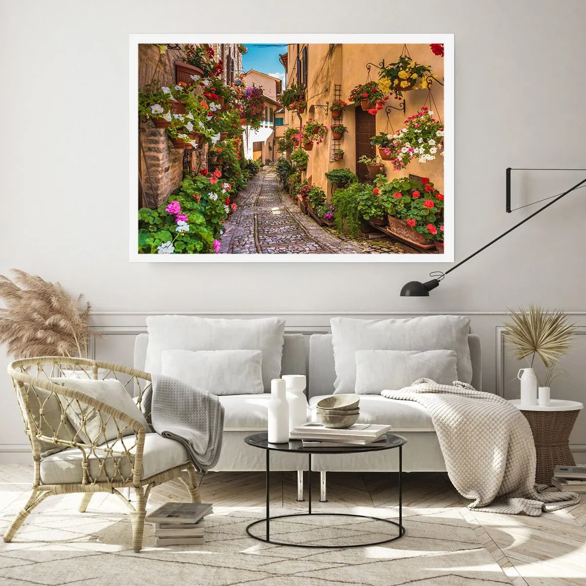 Poster - Una strada affascinante piena di fiori e vasi di fiori - 100x70cm - Angolo italiano - Decorazione murale moderna per soggiorno e camera da letto ARTTOR
