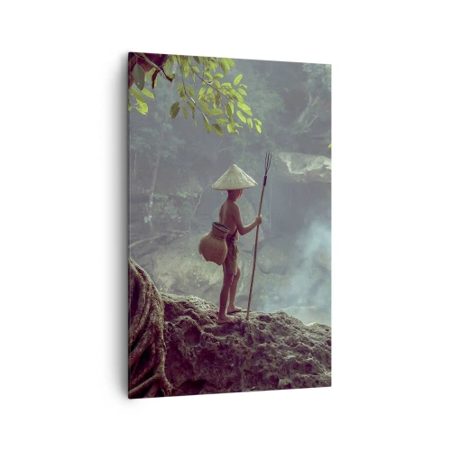 Quadro su tela - Stampe su Tela - Una figura con una lancia presso una cascata in una foresta tropicale - 80x120cm - In armonia con la natura - Decorazione murale moderna per soggiorno e camera da letto ARTTOR