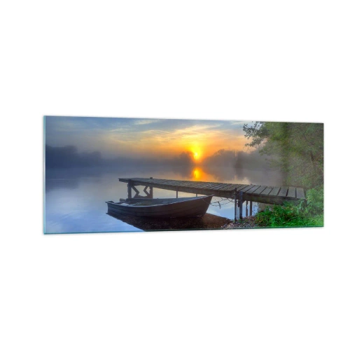 Quadro su vetro - Un molo sul lago all'alba con una barca sulla riva - 140x50cm - Come la normalità diventa magica - Decorazione murale moderna per soggiorno e camera da letto ARTTOR