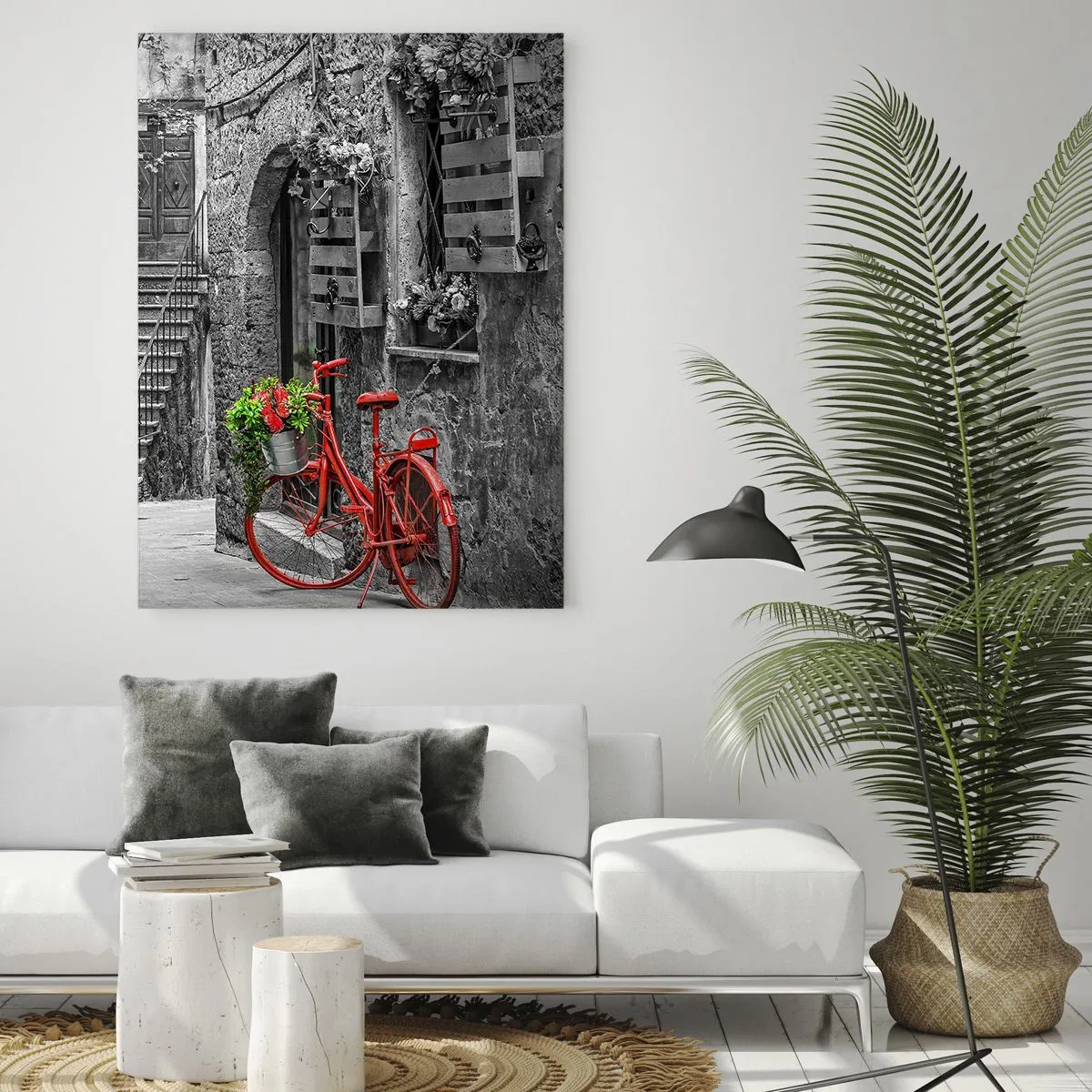 Quadro su vetro - Una bicicletta rossa in una strada bianca e nera - 80x120cm - Angolo toscano - Decorazione murale moderna per soggiorno e camera da letto ARTTOR
