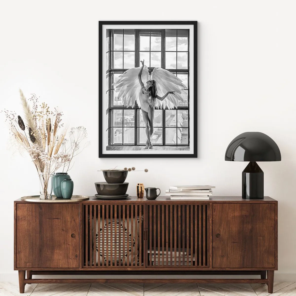 Poster in cornice nera - Una figura con ali d'angelo sullo sfondo di una finestra - 50x70cm - Città degli angeli? - Decorazione murale moderna per soggiorno e camera da letto ARTTOR