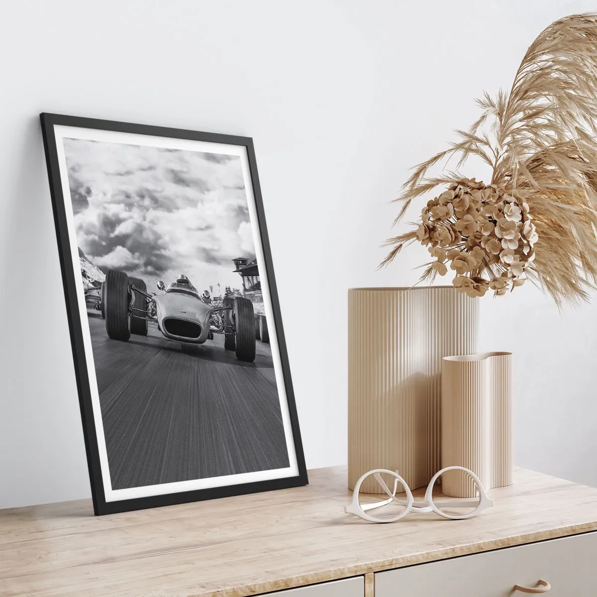 Poster in cornice nera - Auto da corsa retrò in pista in bianco e nero - 50x70cm - C'è la forza! - Decorazione murale moderna per soggiorno e camera da letto ARTTOR