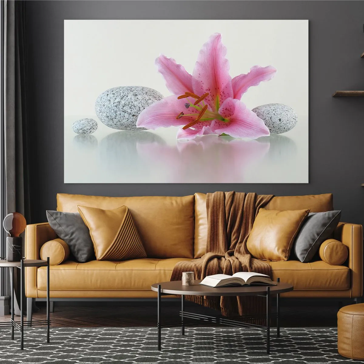 Quadro su vetro - Giglio rosa su uno sfondo di pietre bianche in stile spa - 70x50cm - Studio in rosa, grigio e bianco - Decorazione murale moderna per soggiorno e camera da letto ARTTOR