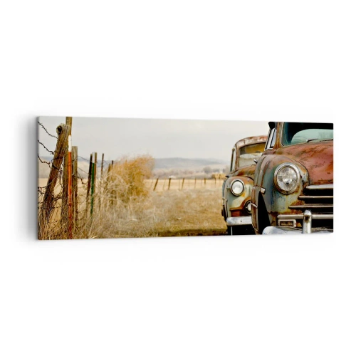 Quadro su tela - Stampe su Tela - Due vecchie auto su una strada sterrata accanto a una recinzione di legno - 140x50cm - Meritato riposo - Decorazione murale moderna per soggiorno e camera da letto ARTTOR