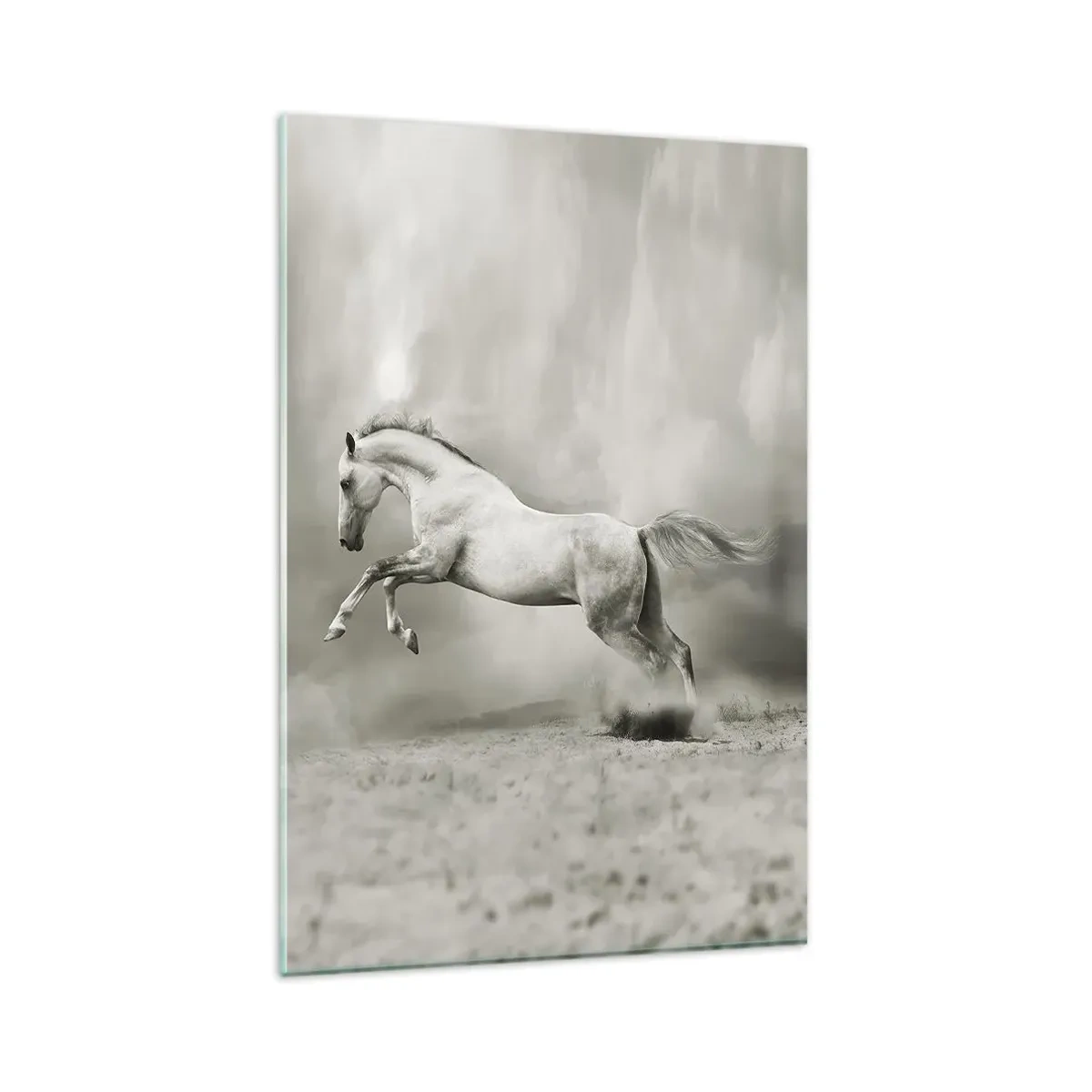 Quadro su vetro - Un cavallo bianco in un salto dinamico sullo sfondo di nuvole nebbiose. - 80x120cm - Tra la veglia e il sonno, - Decorazione murale moderna per soggiorno e camera da letto ARTTOR