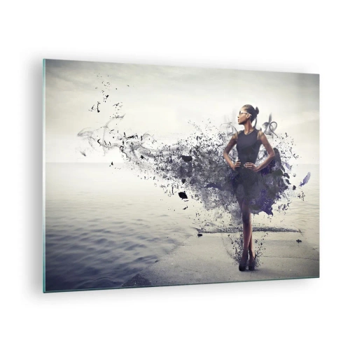 Quadro su vetro - Una donna con un vestito sfocato sullo sfondo di acqua calma - 70x50cm - Venere africana - Decorazione murale moderna per soggiorno e camera da letto ARTTOR