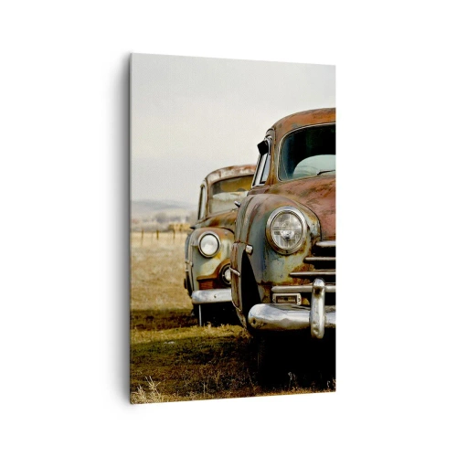Quadro su tela - Stampe su Tela - Due vecchie auto su una strada sterrata accanto a una recinzione di legno - 80x120cm - Meritato riposo - Decorazione murale moderna per soggiorno e camera da letto ARTTOR