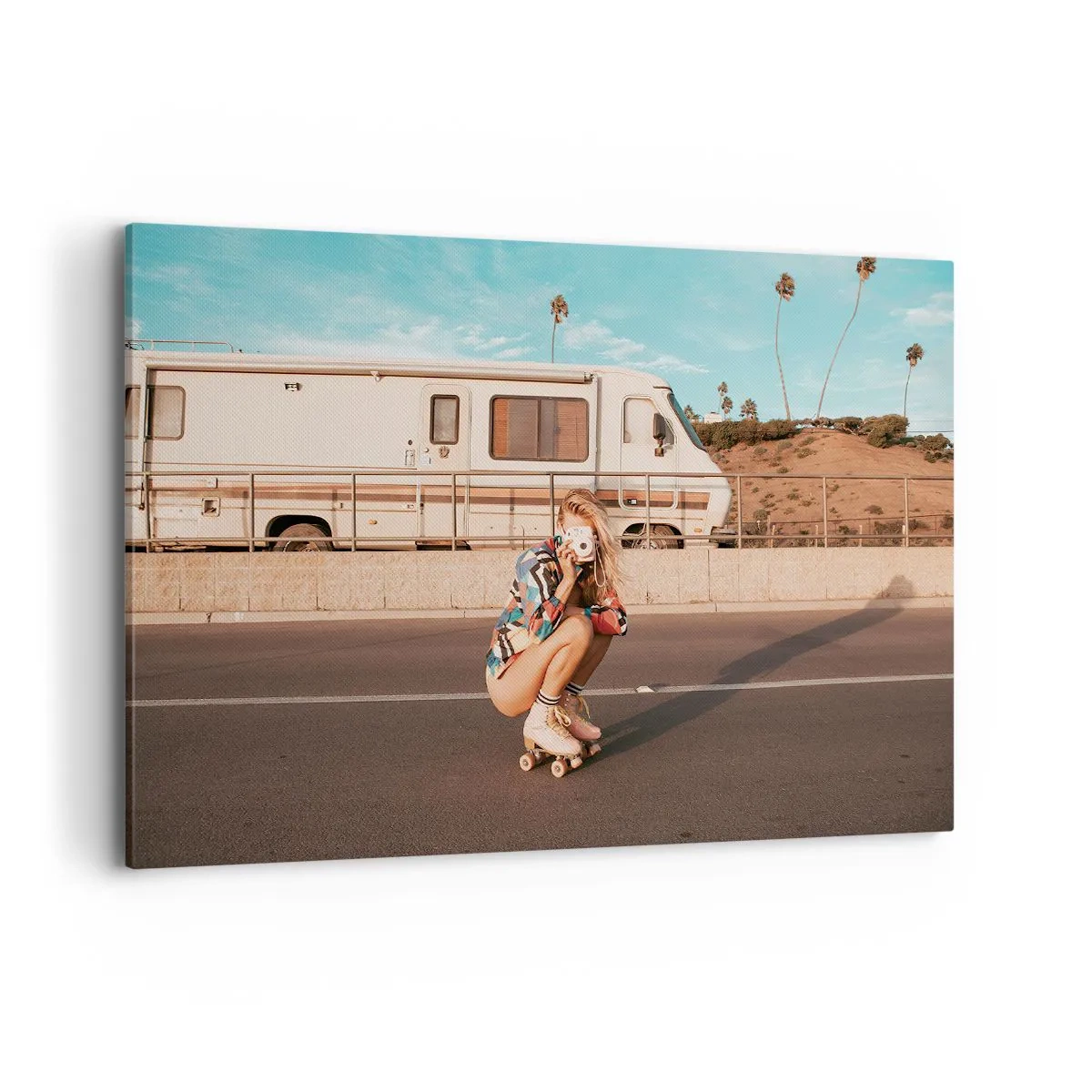 Quadro su tela - Stampe su Tela - Una ragazza sui pattini a rotelle scatta una foto in una giornata di sole. - 120x80cm - Sorridi per favore! - Decorazione murale moderna per soggiorno e camera da letto ARTTOR
