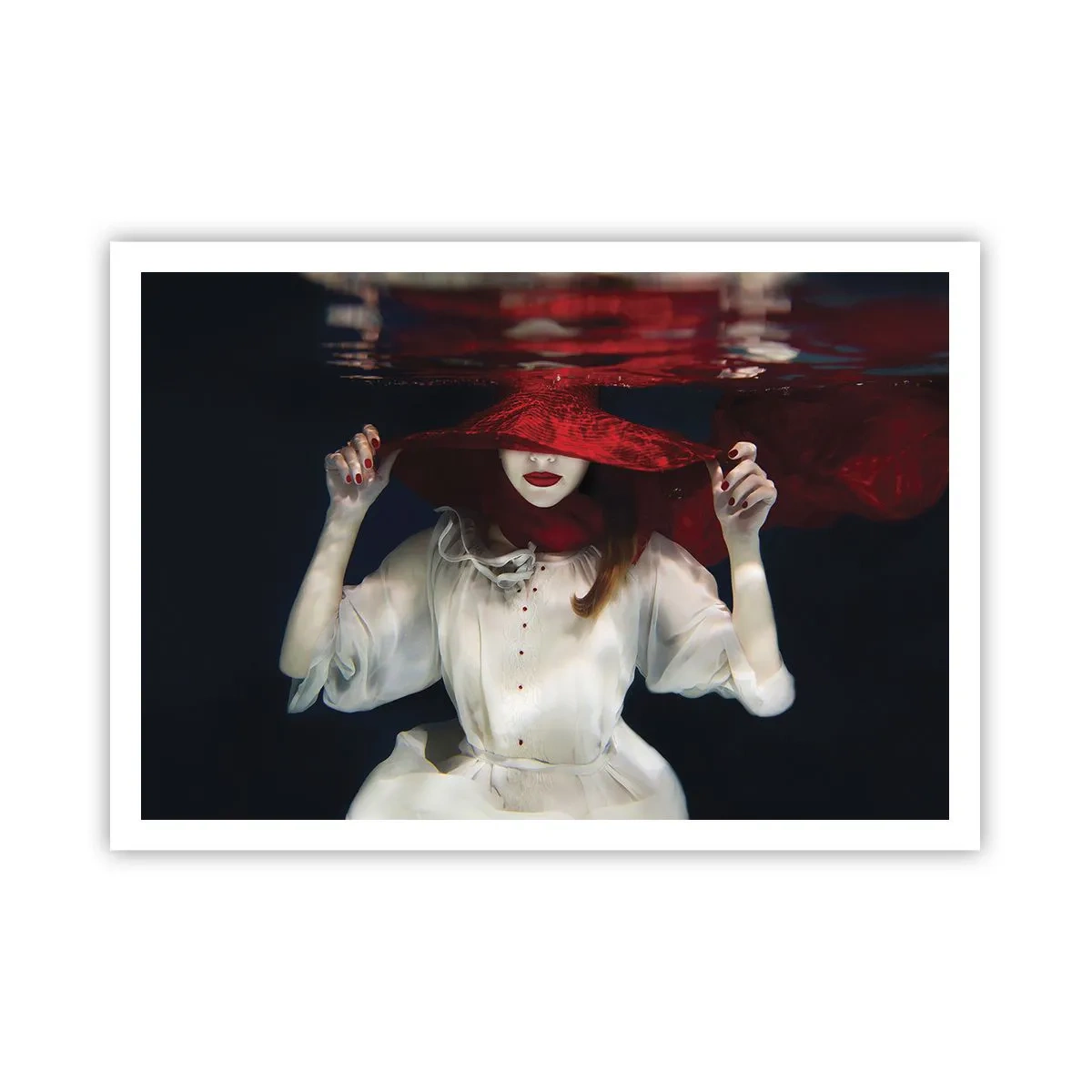 Poster - Una donna con un cappello rosso immersa nell'acqua - 100x70cm - Donnagatto - Decorazione murale moderna per soggiorno e camera da letto ARTTOR