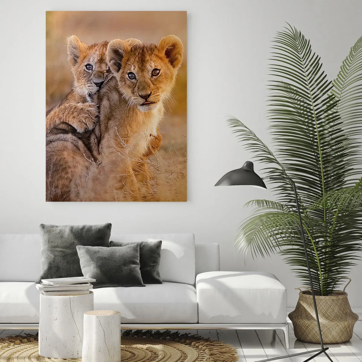 Quadro su vetro - Due giovani cuccioli di leone in un ambiente naturale di savana - 50x70cm - Non disturbare! Giochiamo - Decorazione murale moderna per soggiorno e camera da letto ARTTOR