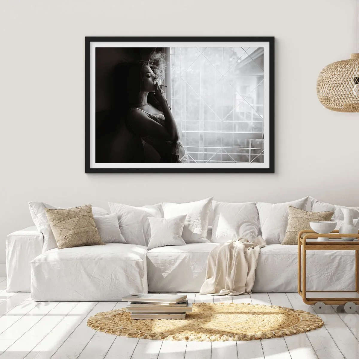 Poster in cornice nera - Una donna in posa sensuale in una fotografia in bianco e nero - 100x70cm - Attimo sensuale - Decorazione murale moderna per soggiorno e camera da letto ARTTOR