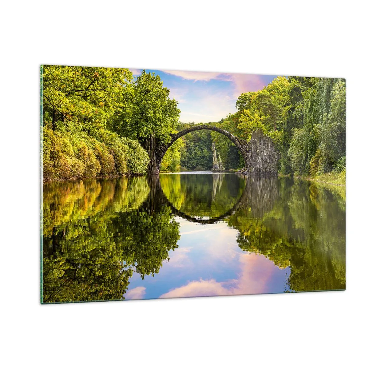 Quadro su vetro - Un ponte di pietra riflesso nella calma superficie del lago - 120x80cm - All'incontro di due mondi - Decorazione murale moderna per soggiorno e camera da letto ARTTOR
