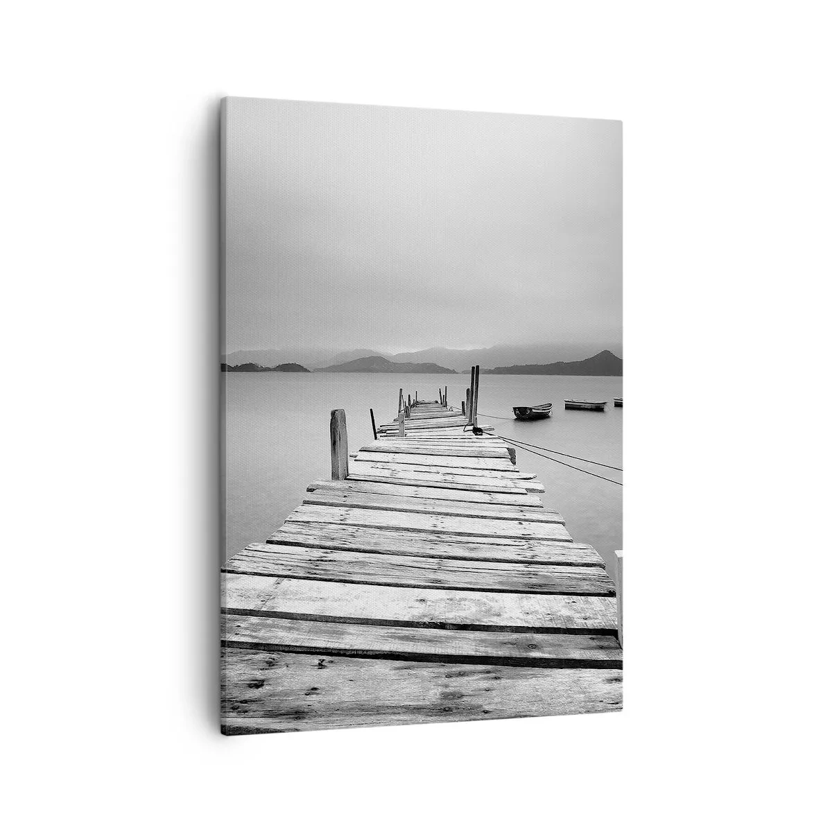 Quadro su tela - Stampe su Tela - Una vista in bianco e nero di un molo di legno e di un lago calmo. - 50x70cm - Dietro i monti, dietro i mari - Decorazione murale moderna per soggiorno e camera da letto ARTTOR
