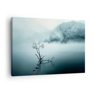 Quadro su tela - Stampe su Tela - Un albero solitario nell'acqua circondato da nebbia e montagne - 70x50cm - Dall'acqua e dalla nebbia - Decorazione murale moderna per soggiorno e camera da letto ARTTOR