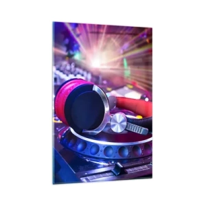 Quadro su vetro - Cuffie da DJ su una console illuminata dai riflettori a una festa - 80x120cm - Sarà fantastico - Decorazione murale moderna per soggiorno e camera da letto ARTTOR