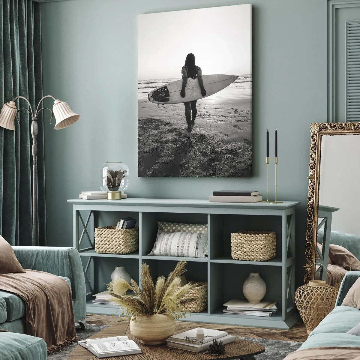 Quadro su tela - Stampe su Tela - Donna con tavola da surf sulla spiaggia in bianco e nero - 70x100cm - La figlia dell'onda marina - Decorazione murale moderna per soggiorno e camera da letto ARTTOR