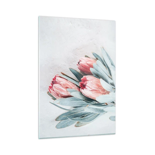 Quadro su vetro - Tre fiori di protea pastello con foglie su uno sfondo chiaro - 50x70cm - Imbarazzati per la propria bellezza - Decorazione murale moderna per soggiorno e camera da letto ARTTOR