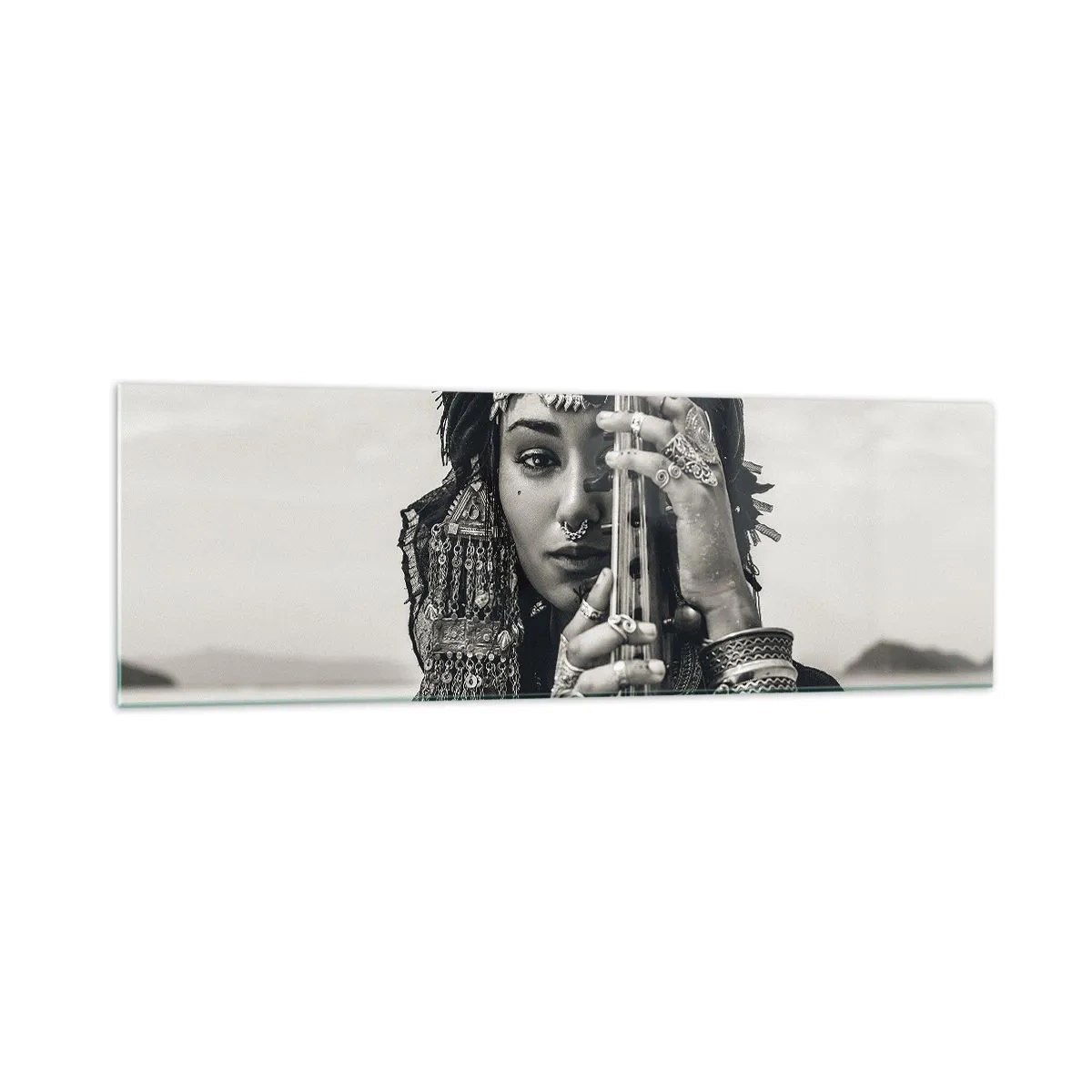 Quadro su vetro - Ritratto di una donna con gioielli etnici che tiene uno strumento in mano - 160x50cm - La musica dell'oriente - Decorazione murale moderna per soggiorno e camera da letto ARTTOR