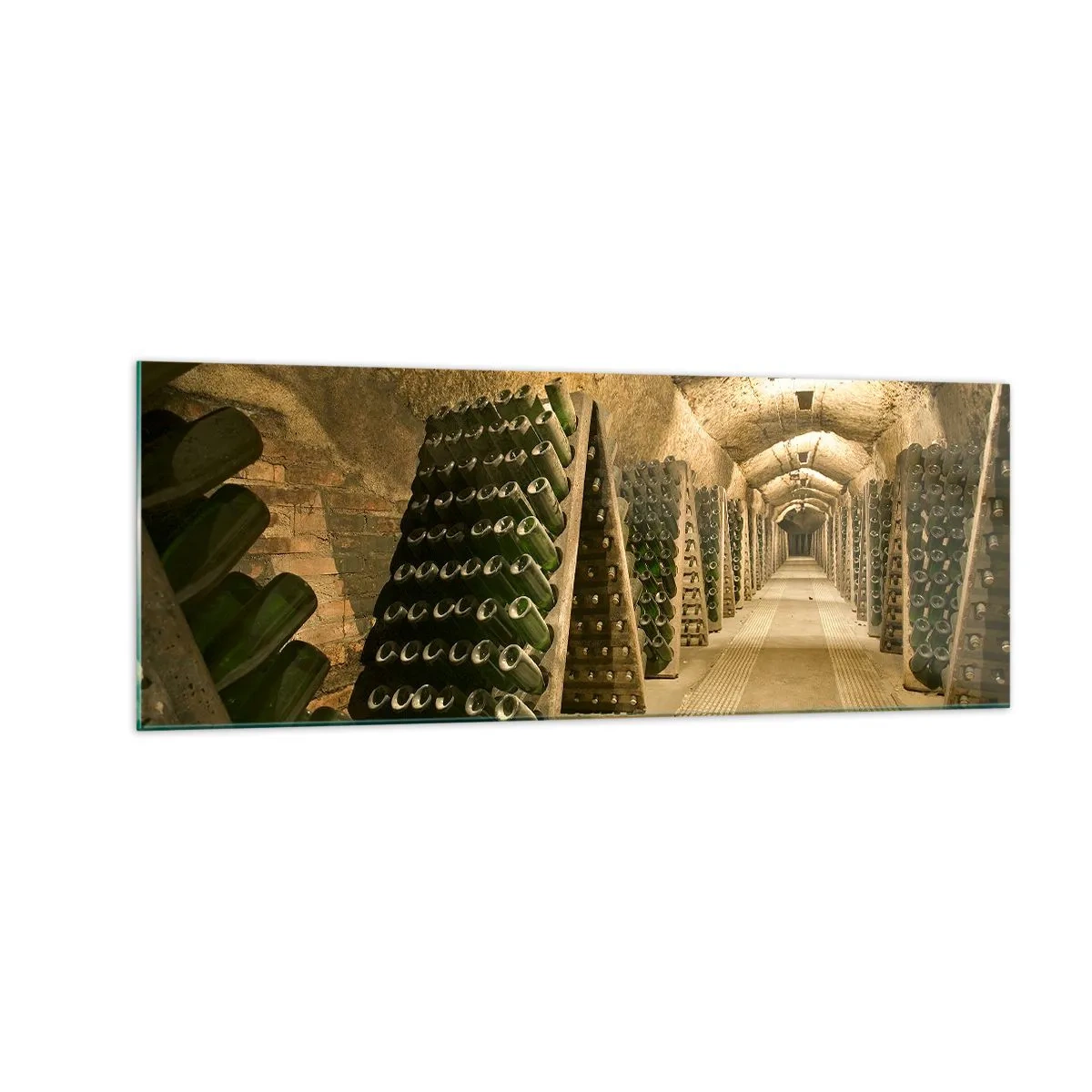 Quadro su vetro - Un vigneto con una cantina piena di bottiglie di vino esposte su scaffali di legno. - 140x50cm - Nascita del sapore - Decorazione murale moderna per soggiorno e camera da letto ARTTOR