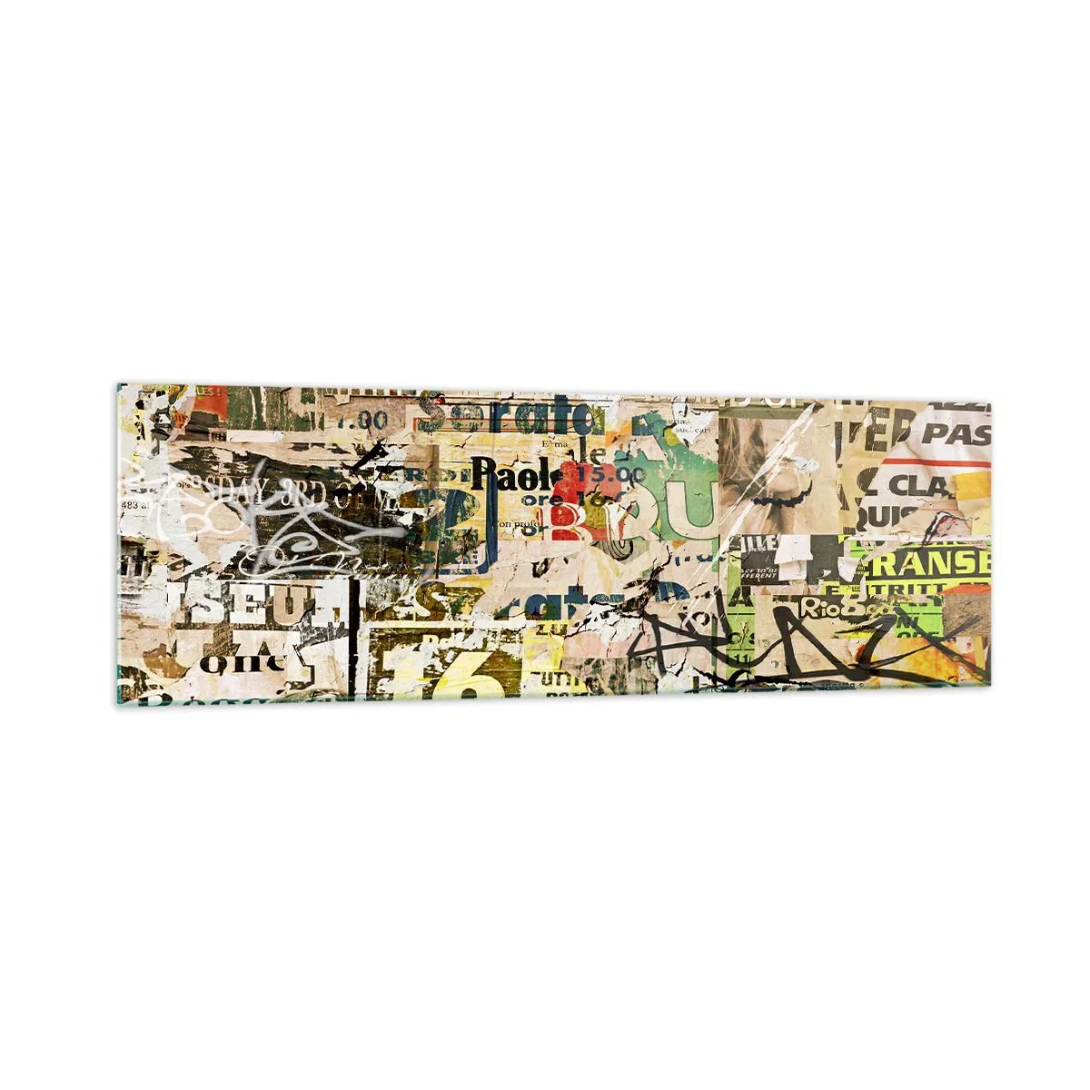 Quadro su vetro - Un collage di frammenti di giornali e manifesti in stile artistico. - 160x50cm - Qualcosa sta succedendo… - Decorazione murale moderna per soggiorno e camera da letto ARTTOR