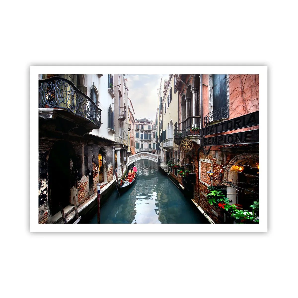 Poster - Un canale a Venezia con una gondola ed edifici storici - 100x70cm - Paesaggio veneziano con gondola e ponte - Decorazione murale moderna per soggiorno e camera da letto ARTTOR