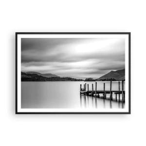 Poster in cornice nera - Paesaggio in bianco e nero con un molo su un lago - 100x70cm - Mitezza e forza - Decorazione murale moderna per soggiorno e camera da letto ARTTOR