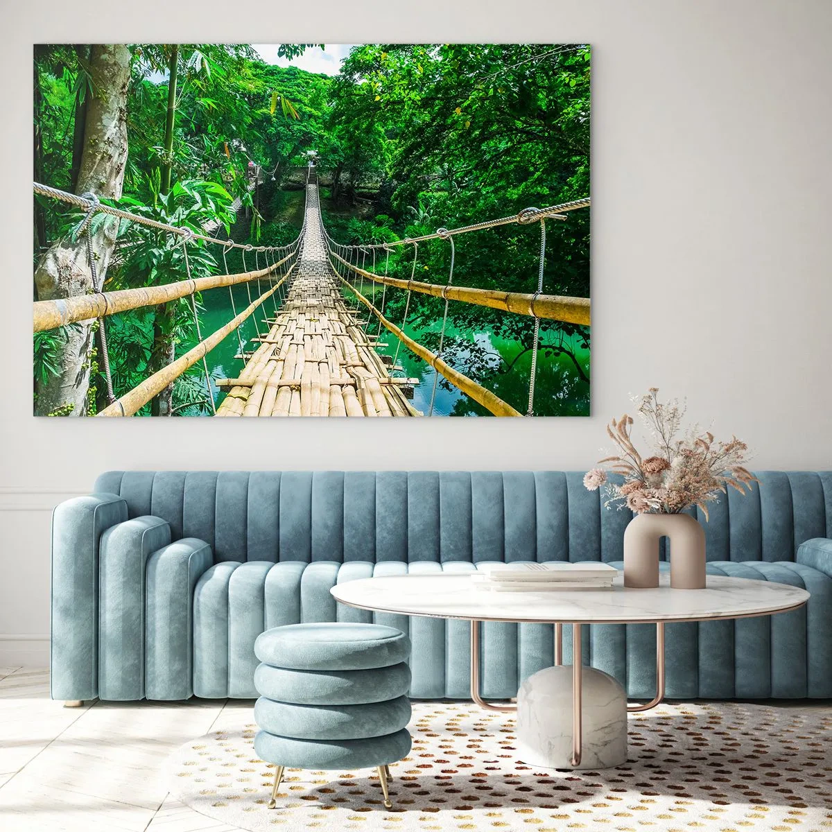 Quadro su vetro - Un ponte di bambù sospeso tra la vegetazione tropicale sopra un fiume - 100x70cm - Ponte sospeso sopra il verde - Decorazione murale moderna per soggiorno e camera da letto ARTTOR