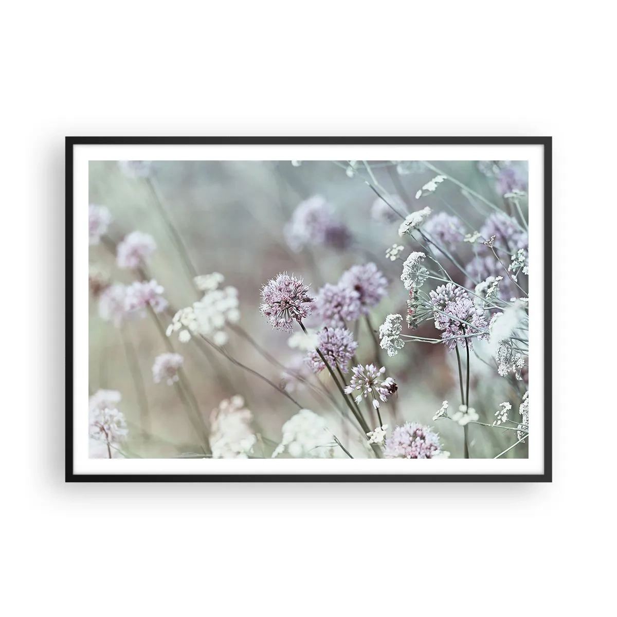 Poster in cornice nera - Fiori delicati in tonalità pastello - 100x70cm - Le dolci filigrane delle erbe - Decorazione murale moderna per soggiorno e camera da letto ARTTOR