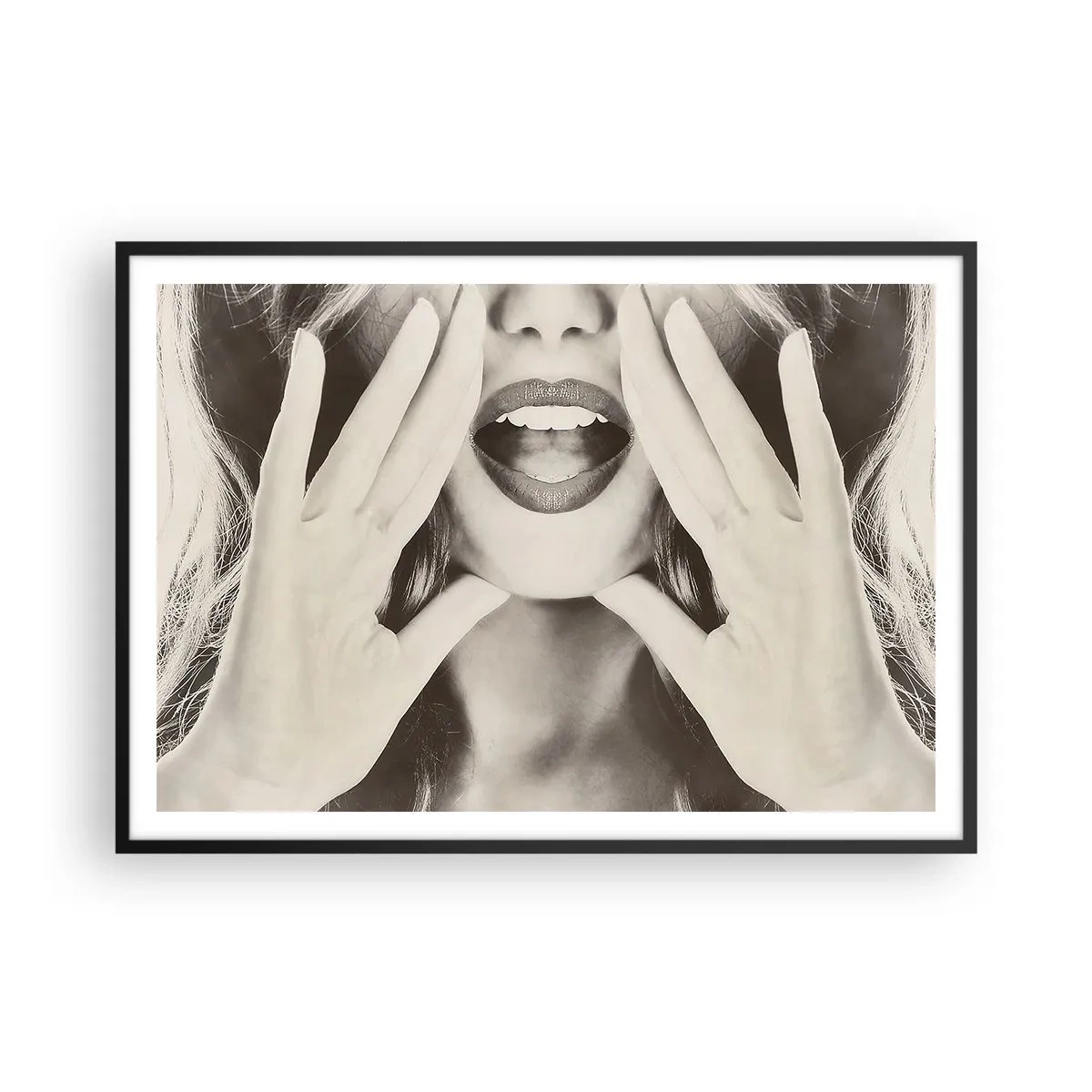 Poster in cornice nera - Ritratto in bianco e nero di una donna con labbra e mani espressive - 100x70cm - Arrivo! - Decorazione murale moderna per soggiorno e camera da letto ARTTOR