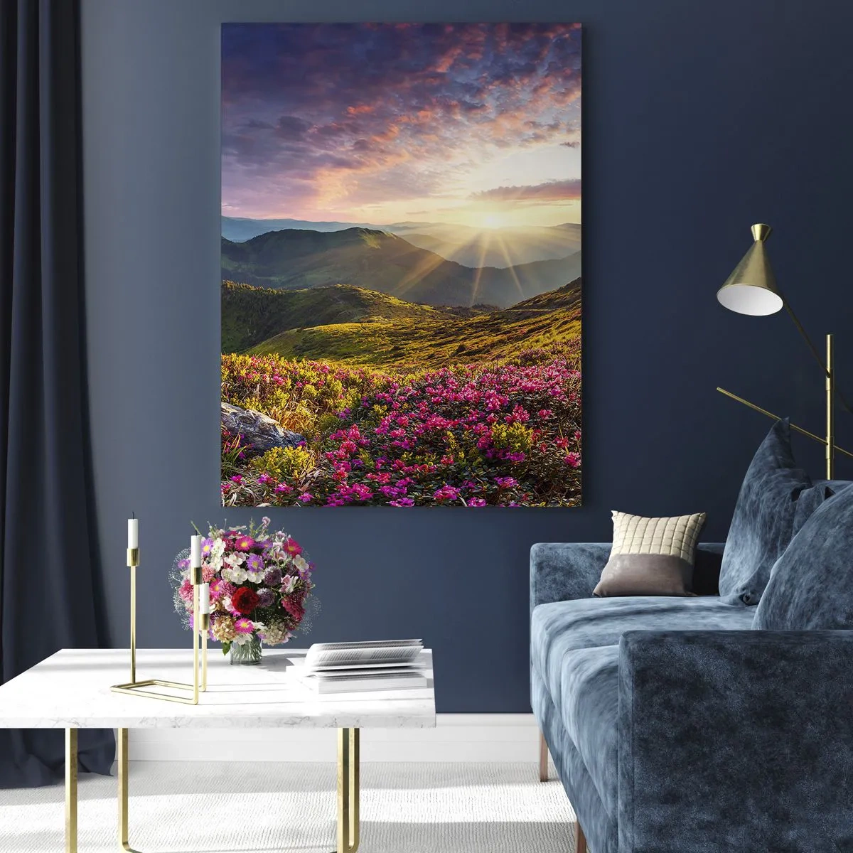 Quadro su vetro - Paesaggio montano all'alba con fiori in fiore - 50x70cm - La freschezza di un mattino sui monti - Decorazione murale moderna per soggiorno e camera da letto ARTTOR