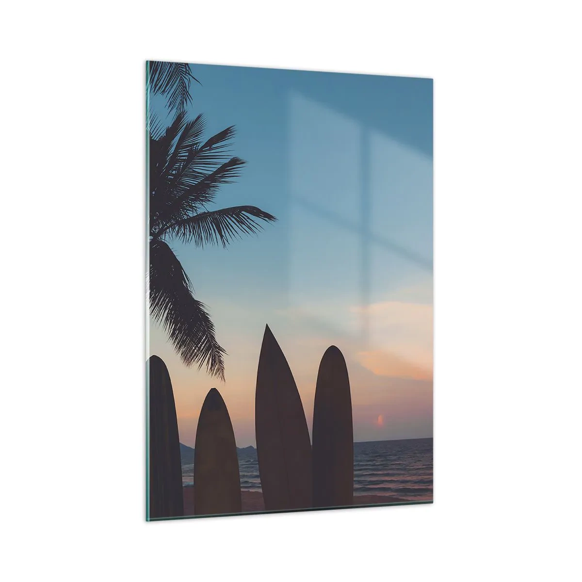 Quadro su vetro - Palma e tavole da surf sulla spiaggia al tramonto - 50x70cm - Domani anche ci divertiamo - Decorazione murale moderna per soggiorno e camera da letto ARTTOR