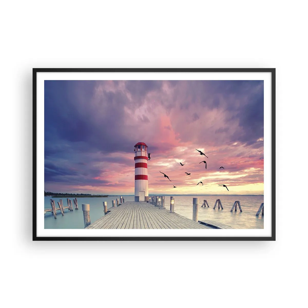 Poster in cornice nera - Un faro sul molo circondato da un pittoresco tramonto - 100x70cm - Tempo di tornare in porto - Decorazione murale moderna per soggiorno e camera da letto ARTTOR