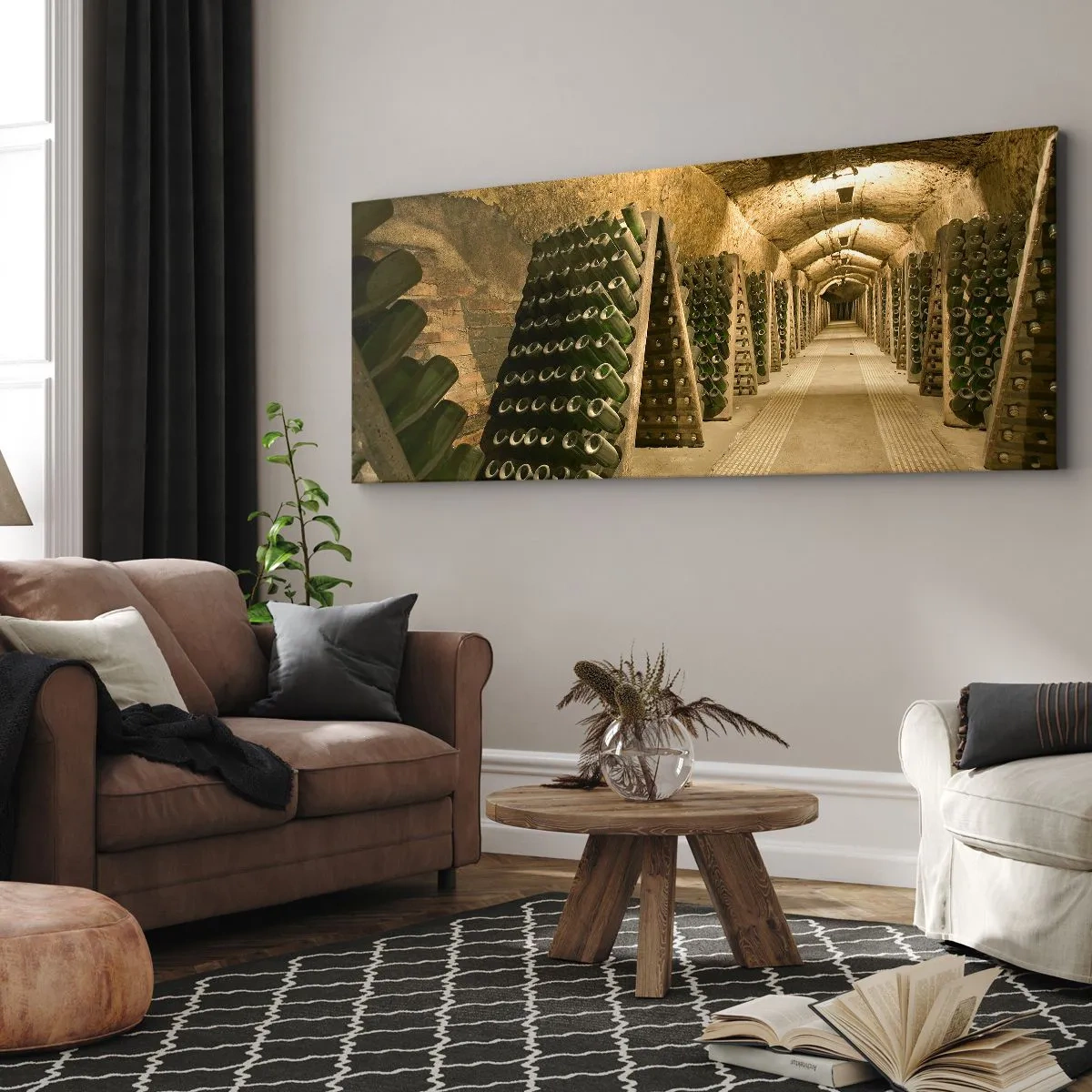 Quadro su tela - Stampe su Tela - Un vigneto con una cantina piena di bottiglie di vino esposte su scaffali di legno. - 120x50cm - Nascita del sapore - Decorazione murale moderna per soggiorno e camera da letto ARTTOR
