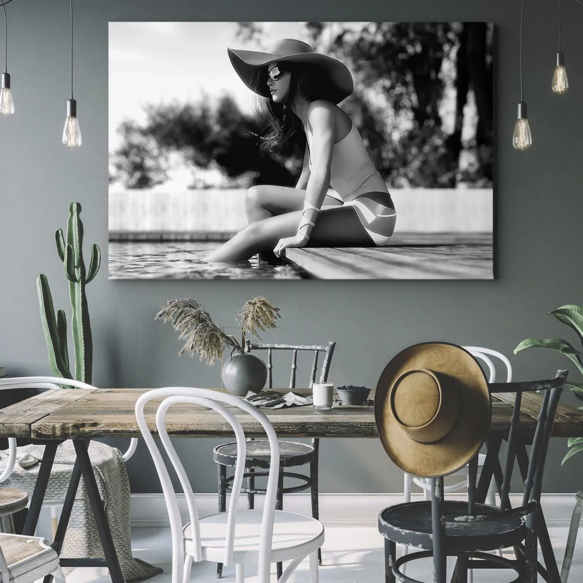 Quadro su tela - Stampe su Tela - Donna con cappello in piscina in bianco e nero - 100x70cm - Sogno estivo - Decorazione murale moderna per soggiorno e camera da letto ARTTOR