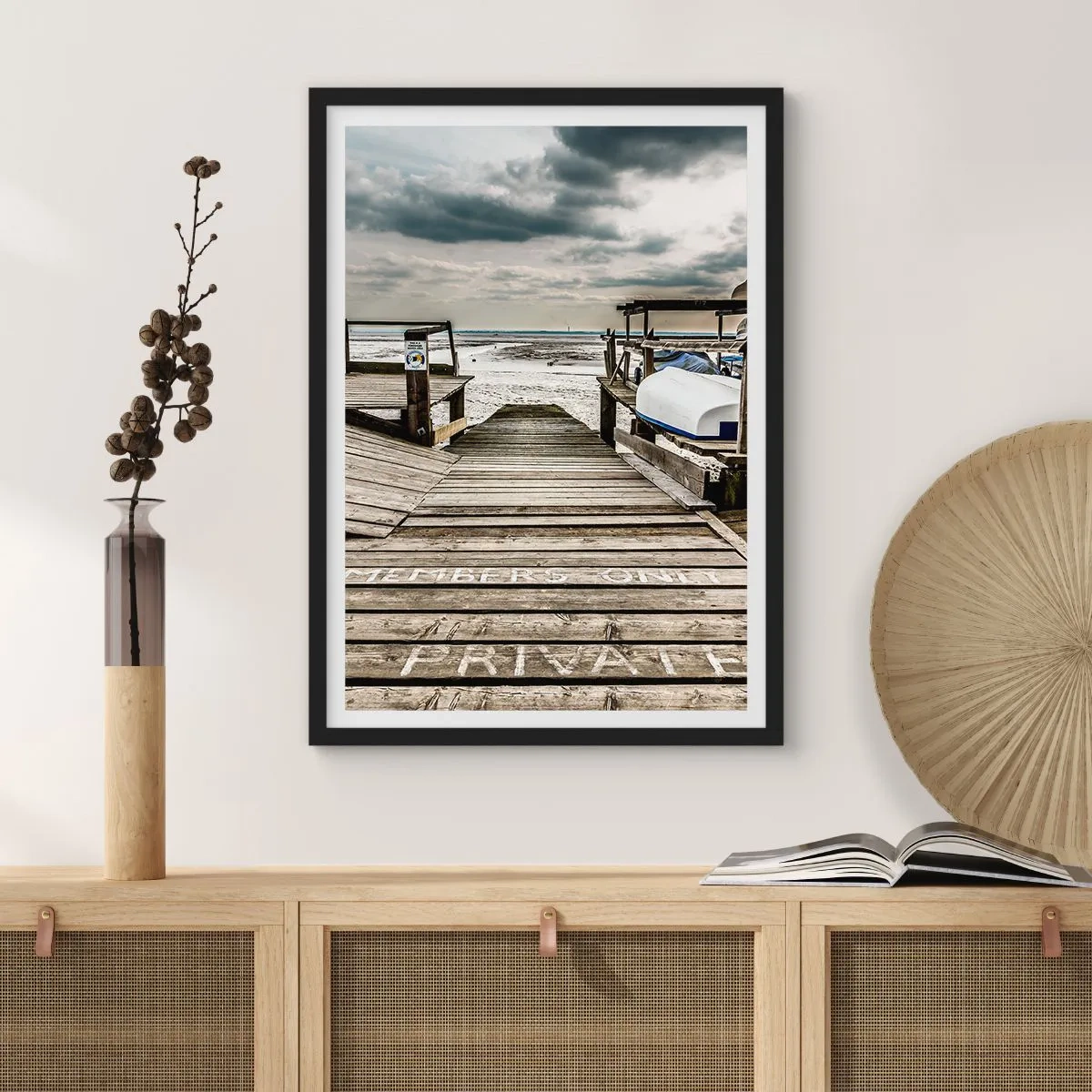 Poster in cornice nera - Molo di legno sul mare - 50x70cm - La spiaggia del nord - Decorazione murale moderna per soggiorno e camera da letto ARTTOR