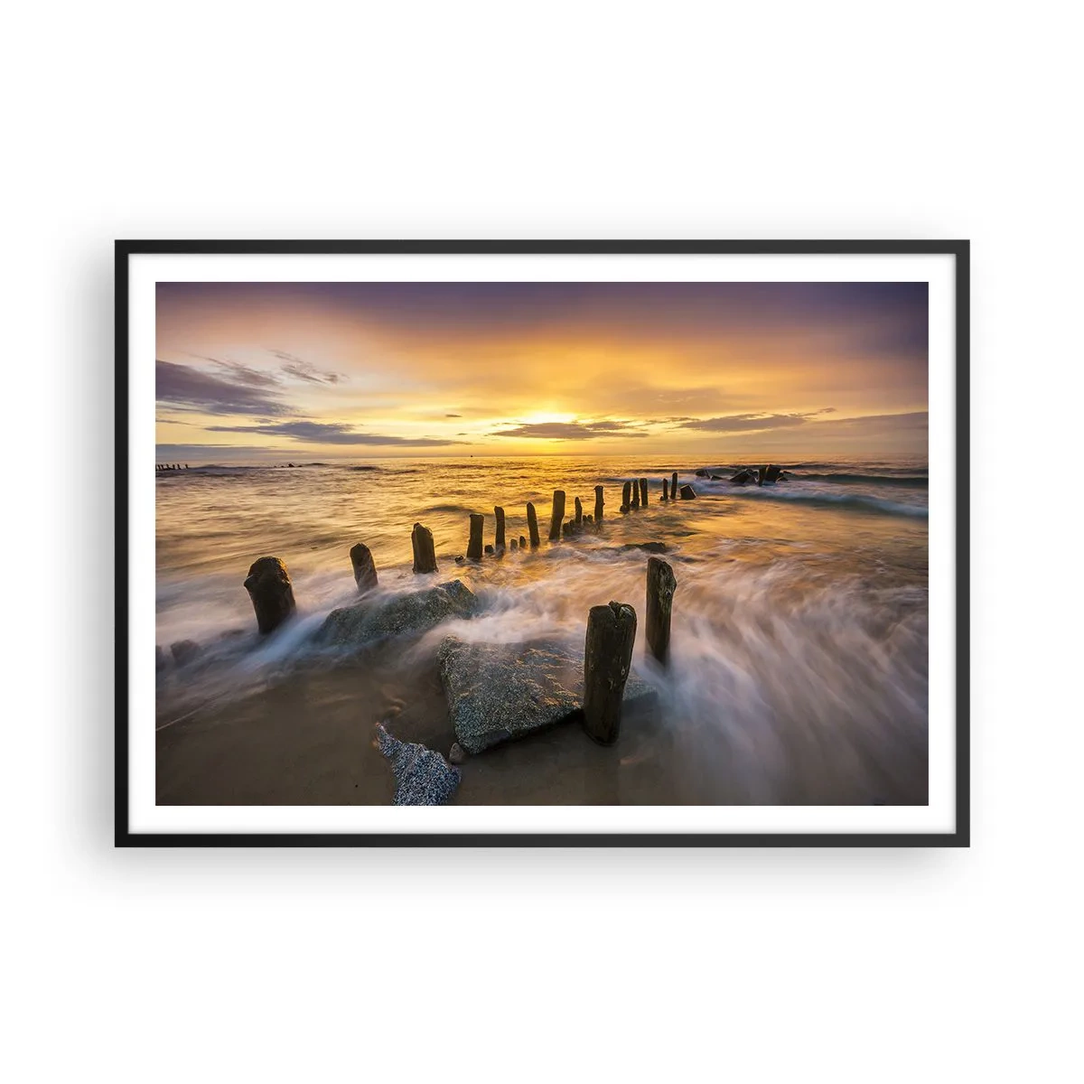Poster in cornice nera - Tramonto sul mare con i resti di un vecchio molo - 100x70cm - La bellezza selvatica del Baltico - Decorazione murale moderna per soggiorno e camera da letto ARTTOR