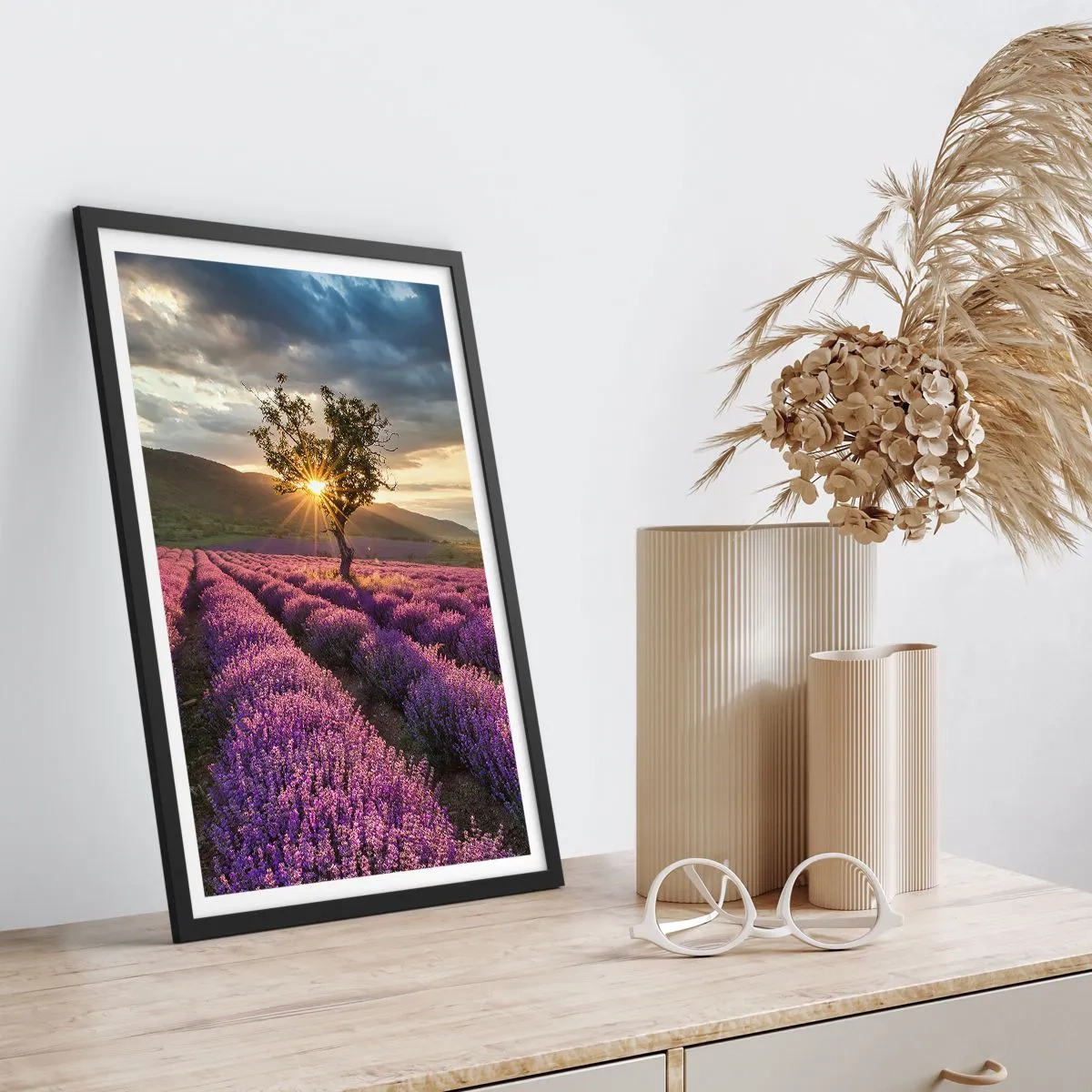 Poster in cornice nera - Un campo di lavanda con un albero solitario e un tramonto - 50x70cm - Aroma di colore lilla - Decorazione murale moderna per soggiorno e camera da letto ARTTOR