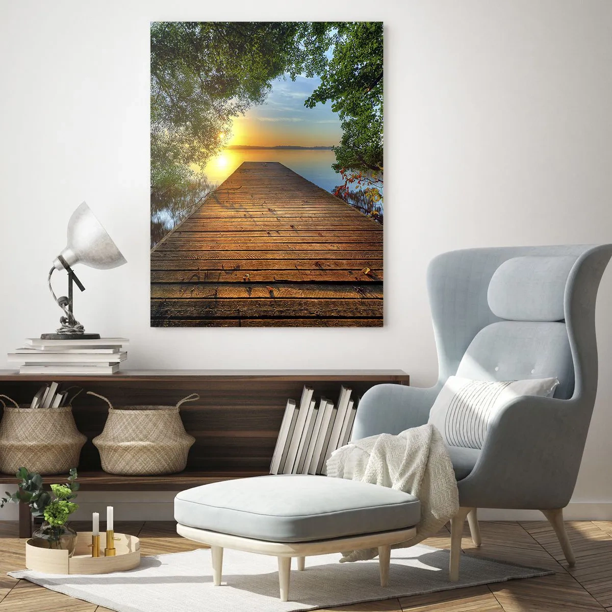 Quadro su vetro - Un molo di legno circondato dal verde durante il tramonto - 70x100cm - Non avere fretta, siediti - Decorazione murale moderna per soggiorno e camera da letto ARTTOR